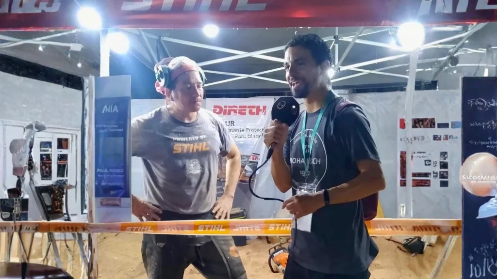 Mauricio Irigoyen con micrófono durante una cobertura en la Fiesta Nacional de la Artesanía, en Colón, Entre Ríos