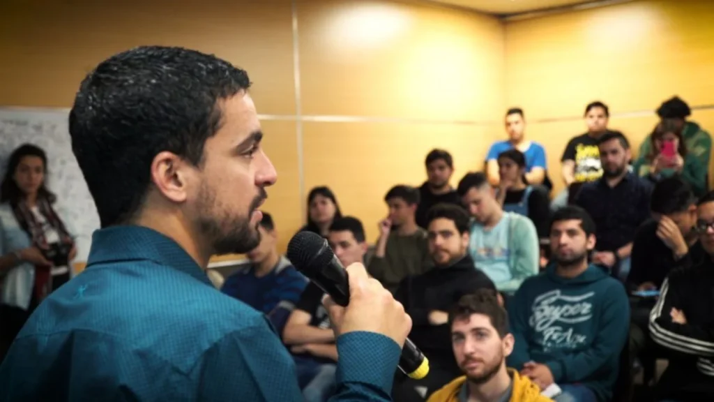 Mauricio Irigoyen da una clase de podcast y oratoria frente a un grupo de estudiantes de la Universidad Nacional de Avellaneda